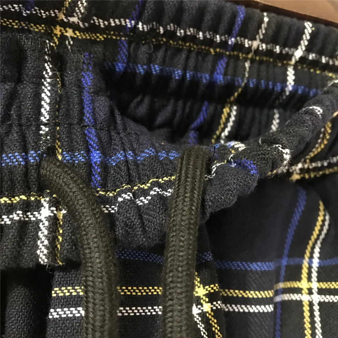 The top tested version OFF-WHITE OW blue plaid trousers, the same style pure cotton loose sweatpants for men and women couples, 380g re-woven woven pure cotton fabric, printed on cloth, the logo of the finished product appears randomly, each piece is different, the warp and weft lines are obvious, and the LOGO is clear. Size xs-L Color: Black Size chart (The waistline is elastic and can be enlarged) P:360